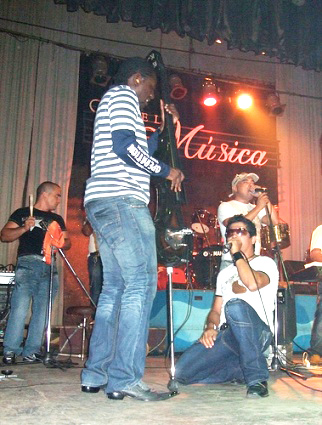 Rev&eacute; y su Charang&oacute;n